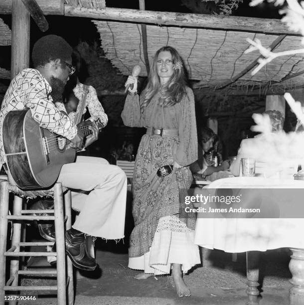 Brigitte Bardot à terminé la saison de l'été à Saint-Tropez en chantant au cours d'une soirée donnée au "Club 55", elle y était invité avec son...