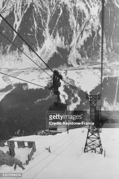 Le téléphérique de l'Aiguille du Midi, en janvier 1937, en Haute-Savoie, France.