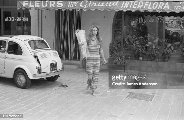 Brigitte Bardot fidèle à la côte d'Azur, elle retrouve Saint Tropez et ses commerces