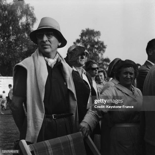 René Lacoste, père de Catherine Lacoste de l'équipe française, surveille axieusement le jeu de sa fille au championnat du monde de golf féminin, à...