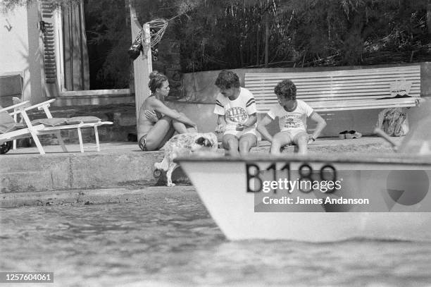 Brigitte Bardot, Jacques Charrier et leur fils Nicolas : le célèbre trio enfin réuni à Saint tropez, dans la maison de la Madrague