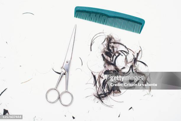 scissors, comb, hair cut, haircut at home. - human hair stockfoto's en -beelden
