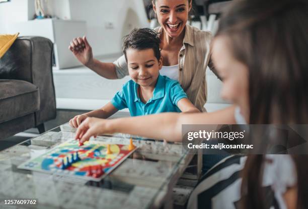 familiensozialisierung während der sperrung covid 19 - family game stock-fotos und bilder