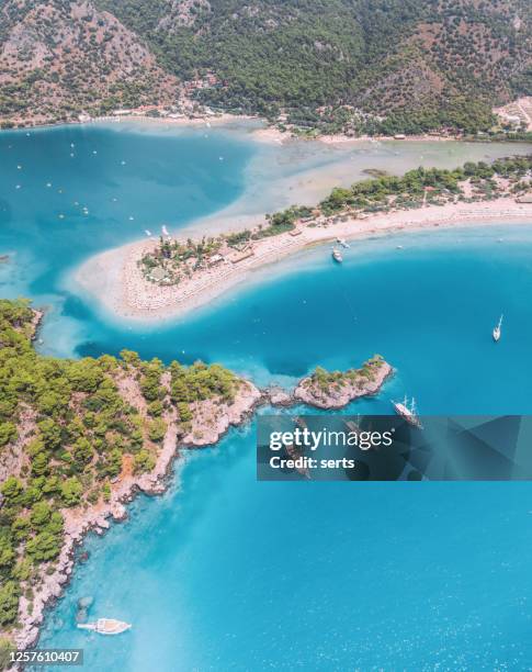 de landschapsmening van de luchtfoto van blauwe lagune in oludeniz, fethiye, turkije. - blue lagoon ijsland stockfoto's en -beelden