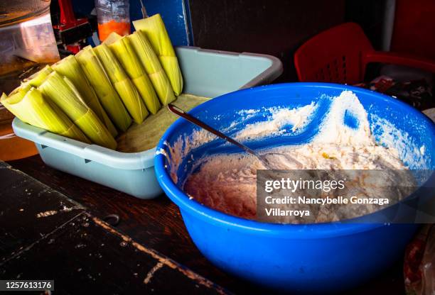 preparing corn tamales for cooking - tamal de maíz fotografías e imágenes de stock