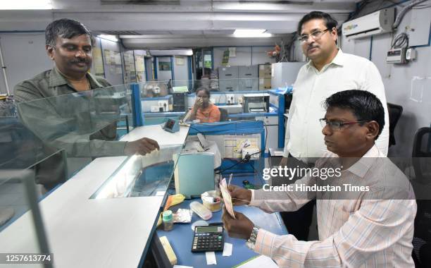 Man changes Rs 2000 currency notes at a Punjab and sind bank at CP on May 23, 2023 in New Delhi, India. The Reserve Bank of India has announced for...