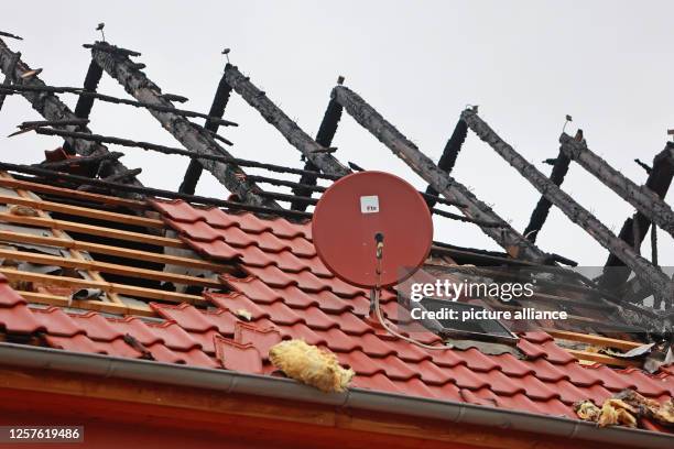 May 2023, Saxony-Anhalt, Quedlinburg: The charred remains of the burnt-out roof truss of the apartment building in Quedlinburg are exposed. The...