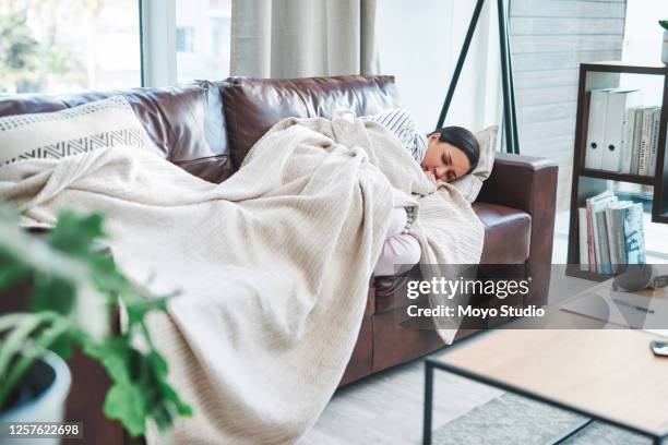 het beste om te doen als je griep hebt - wrapped in a blanket stockfoto's en -beelden