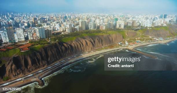 luftbild der küste des bezirks miraflores in lima, peru. - lima perú stock-fotos und bilder