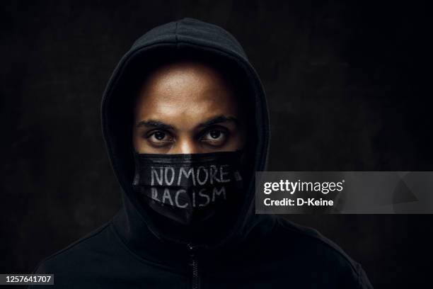 kein rassismus mehr - protestor mask stock-fotos und bilder