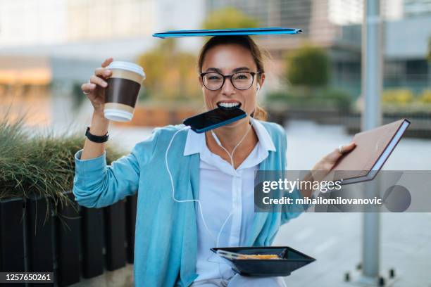 kämpfen, um alles zusammen zu halten - multitasking stock-fotos und bilder