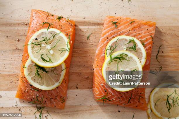 rutinerade raw salmon filéer redo för bbq - laxfilé bildbanksfoton och bilder