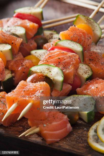 brochettes de saumon cru assaisonnées aux courgettes et tomates - pic de brochette photos et images de collection