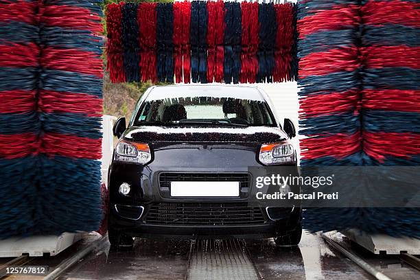 car in a car wash - car wash stockfoto's en -beelden