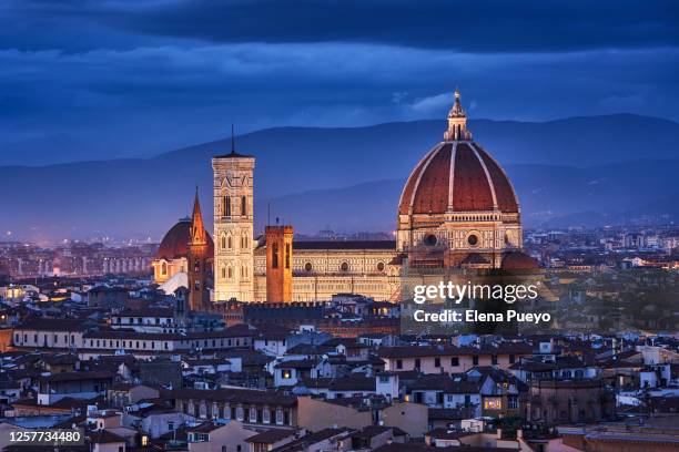 florence cityscape and duomo santa maria del fiore - florenz stock-fotos und bilder