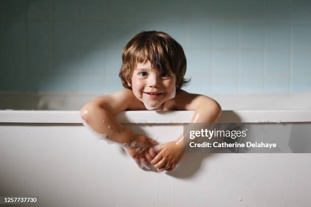 a little boy taking a bath - portrait français photos et images de collection