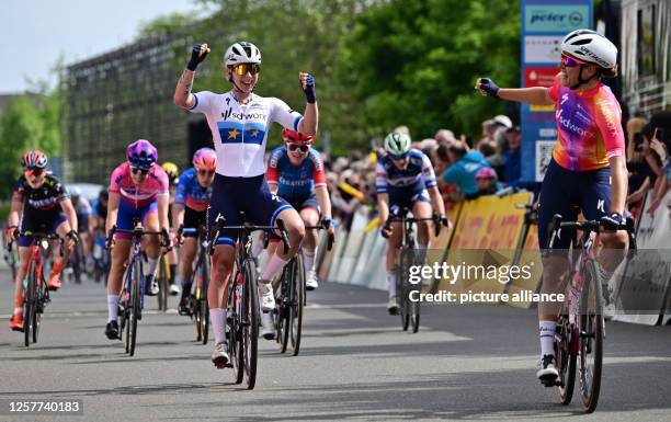 May 2023, Thuringia, Gera: Cycling: Tour of Thuringia, stage 2. Barbara Guarischi from Italy and Lorena Wiebes from the Netherlands cheer at the...