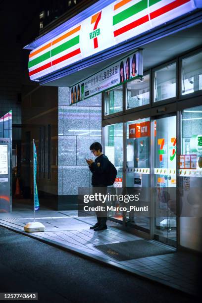 7-eleven winkel in tokio - an evening with 7 at 7 on the 7th stockfoto's en -beelden