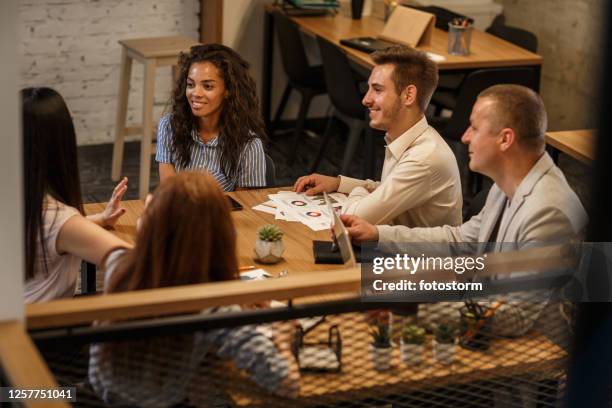 positives fleißiges team im büro - round table discussion stock-fotos und bilder