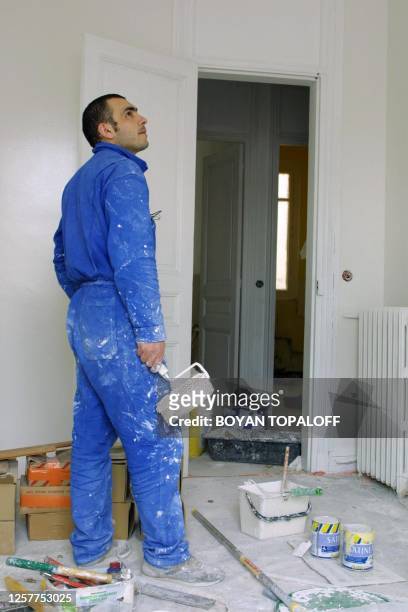 PeiUn ouvrier travaille, en 2002, à l'intérieur d'un appartement parisien en cours de rénovation.
