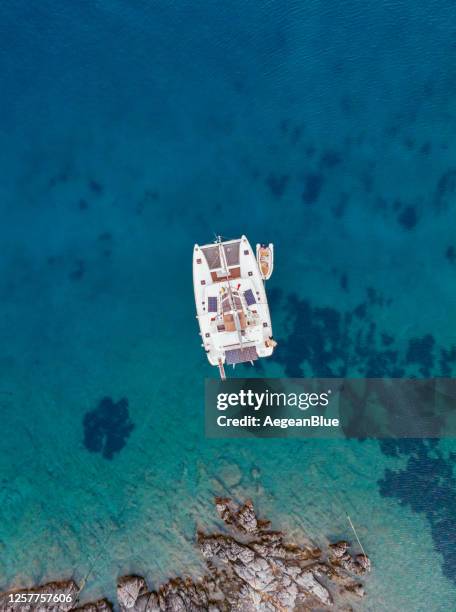 vue aérienne du catamaran d’ancrage sur la mer - catamaran photos et images de collection