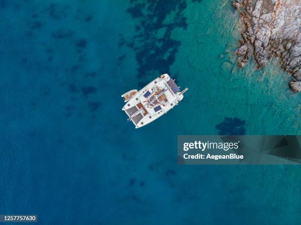 vista aérea del fondeo catamarán sobre el mar - catamaran fotografías e imágenes de stock