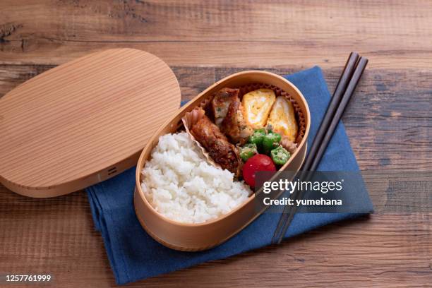 japansk trälunchlåda, magewappa - medhavd lunch bildbanksfoton och bilder