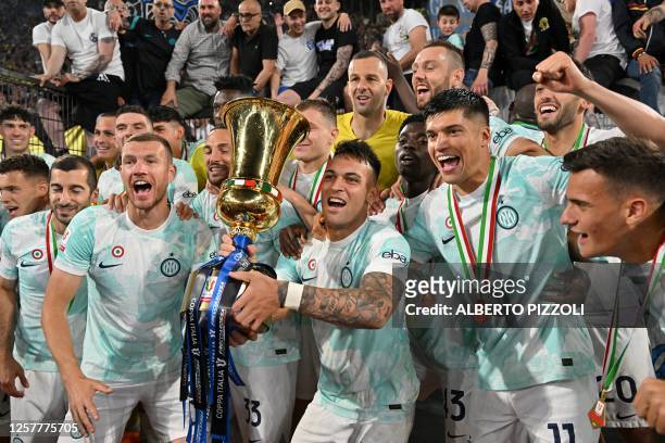 Inter Milan's Argentinian forward Lautaro Martinez and his teammates celebrate with the trophy after winning the Italian Cup final football match...