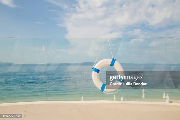 life buoy attached to a wooden paneled wall with plenty of copy space - life ring stockfoto's en -beelden