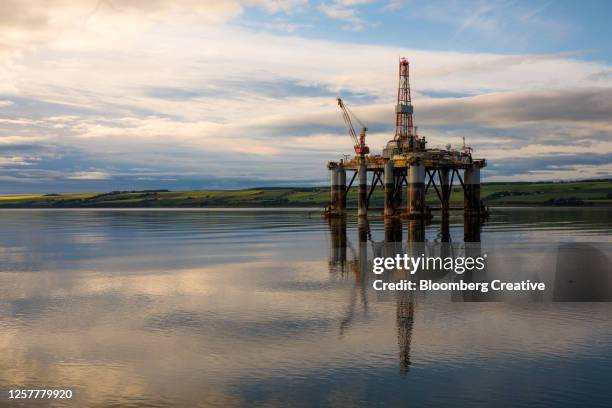 oil rig - drillinge stock pictures, royalty-free photos & images