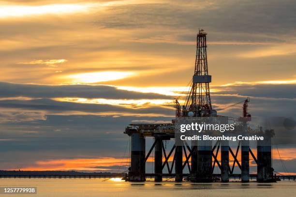 oil rig - oil rig uk stock pictures, royalty-free photos & images