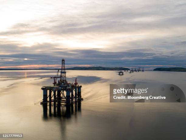 oil rigs - oil pump stock pictures, royalty-free photos & images
