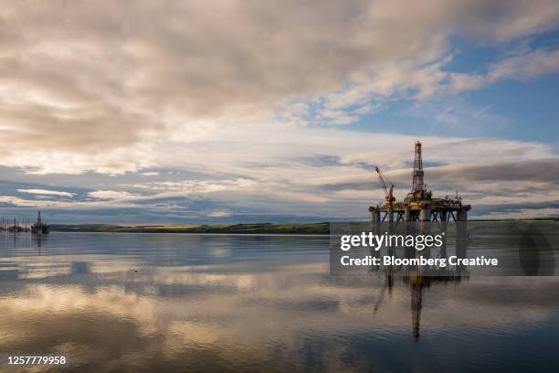 oil rig - drillinge stock pictures, royalty-free photos & images