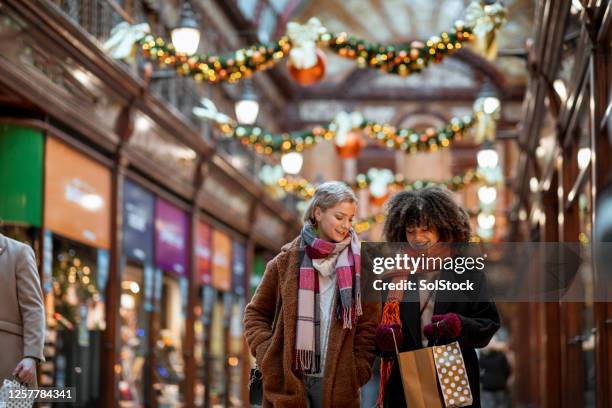 shopping with my best friend - christmas scenes stock pictures, royalty-free photos & images