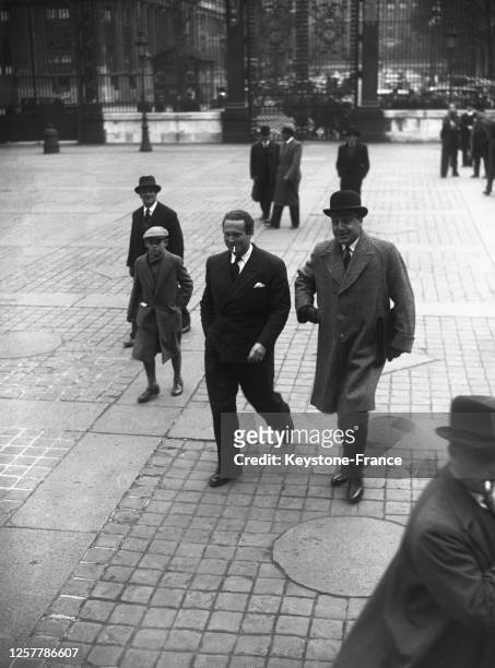 Aviateur Jean Mermoz , fondateur du PSF, arrivant au Palais accompagné de son avocat, Maître Jean-Charles Legrand, à Paris, France le 10 octobre 1936.