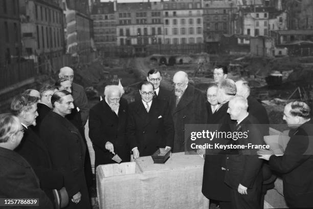 Le ministre de l'Education nationale Jean Zay, le professeur Jean Perrin, le recteur de l'Académie de Paris Sébastien Charléty, et le président du...