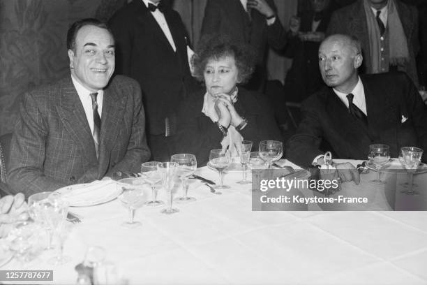 Les deux nouveaux membres du jury de l'Académie Goncourt, Philippe Hériat et Armand Salacrou, entourant Colette, le 4 janvier 1949, France.