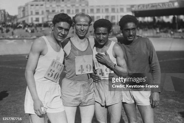 Les athlètes Patrick El Mabrouk, Gaston Reiff et Alain Mimoun lors d'une course de relais à Paris, en 1949, France.