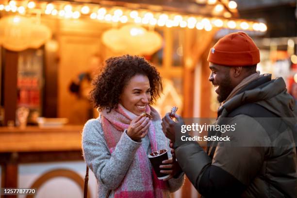 wow! ce sont délicieux! - marché de noël photos et images de collection