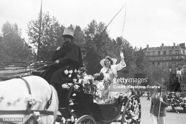 La miss 'Esmeralda 1949', Blanche Fleur, quittant la place de la République en carrosse pour se rendre à la Foire du Trône, le 21 avril 1949, France.