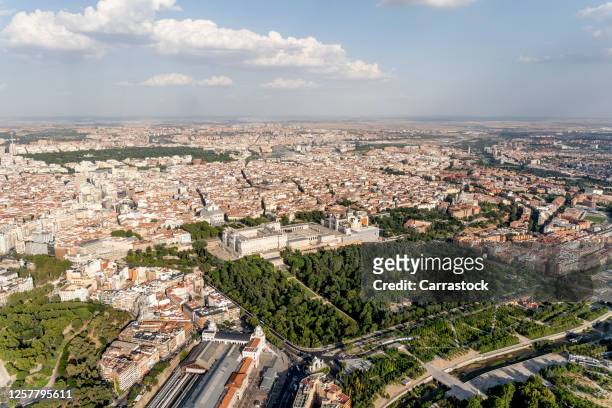 flying over the center of madrid by helicopter - madrid royal palace 個照片及圖片檔