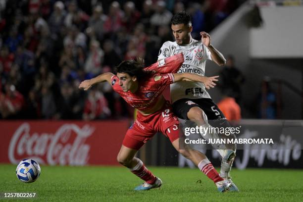 Argentinos Juniors' midfielder Francisco Gonzalez and Corinthians' Argentine midfielder Fausto Vera during the Copa Libertadores group stage second...