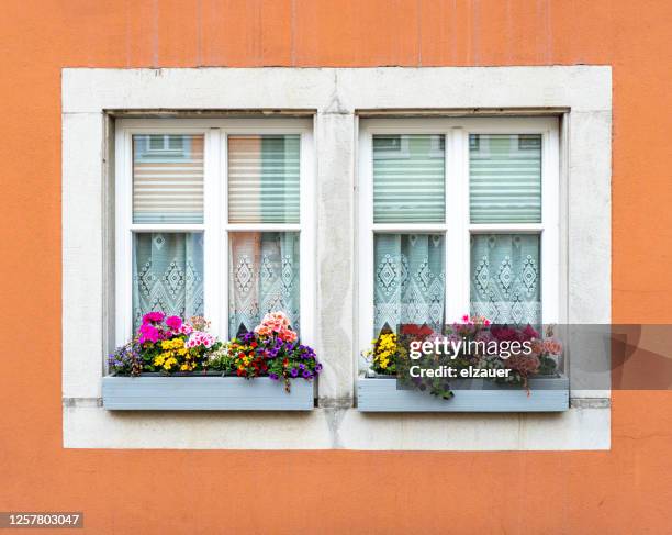 rothenburg ob der tauber - bavarian man in front of house stock-fotos und bilder