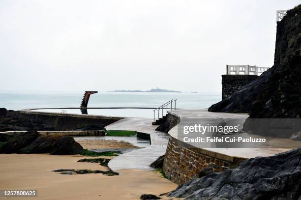 seaside swimming pool of saint-quay-portrieux, northwestern france. - cotes d'armor bildbanksfoton och bilder