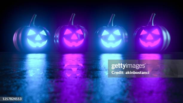 3d kürbisse für halloween mit gruseligem gesicht, jack o' laterne, neon-blitz - blue candle stock-fotos und bilder