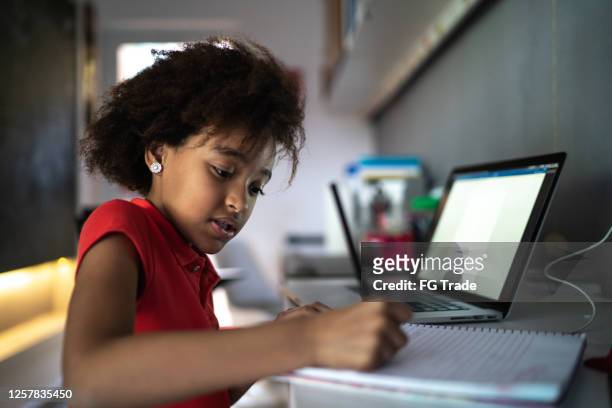 junges mädchen zu hause studieren, schreiben in notizblock - black girl with computer stock-fotos und bilder