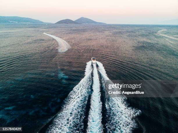 luftaufnahme eines schnellbootes, das über das meer fährt - speedboat stock-fotos und bilder