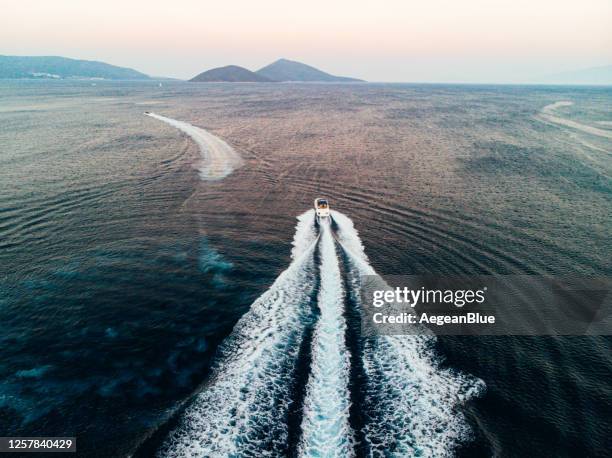 vista aerea di un motoscafo che viaggia sul mare - motorboat foto e immagini stock