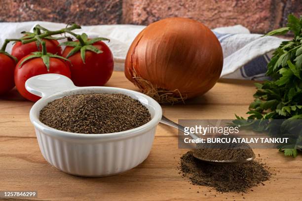 ground black peppercorn - grano di pepe nero foto e immagini stock
