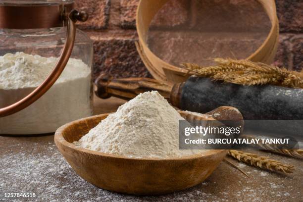 whole wheat flour - entero fotografías e imágenes de stock